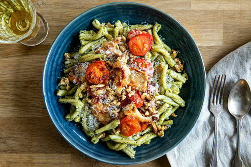 RESHOOT V: Schnelle Bio-Hähnchenpasta mit Tomaten und Walnuss-Basilikum-Pesto