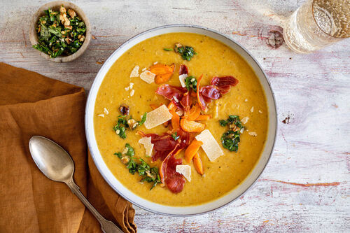 Low Carb: Feine Gemüsecremesuppe mit Serrano mit Walnuss-Gremolata und Käse