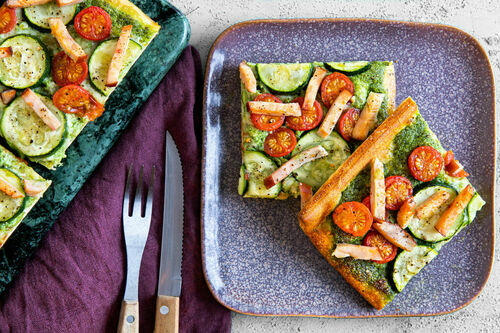 Pizza mit geräuchertem Hähnchen und Zucchini auf würzigem Kürbiskernpesto