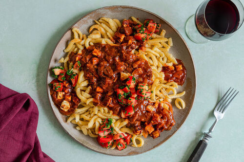Würziges Rindergulasch mit gebackenem Sellerie und Spätzle