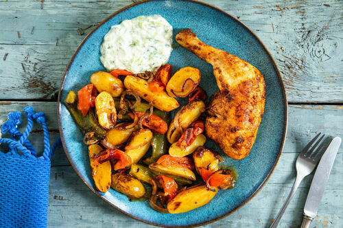 Tandoori-Hähnchen mit Ofengemüse dazu erfrischende Gurkenraita