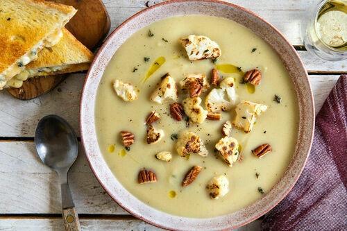 Blumenkohlcremesuppe mit Pekannüssen dazu Blauschimmelkäse-Aprikosen-Toast