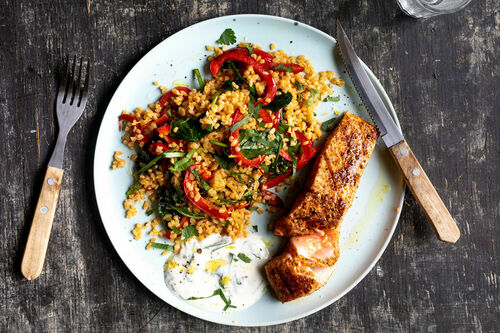 Superfix: Gebackener Lachs mit Joghurt und Paprika-Spinat-Bulgur