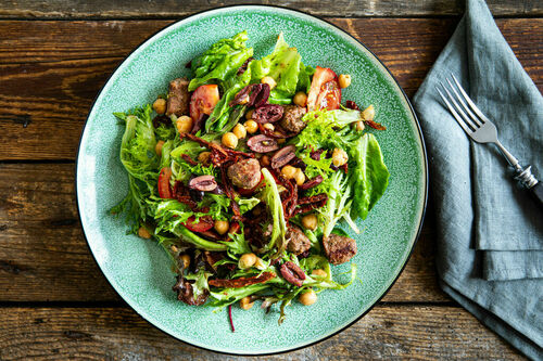 Low Carb: Salat mit deftiger Rindswurst mediterrane Art mit Kichererbsen und Oliven