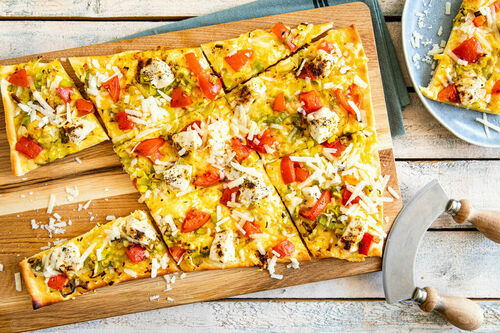 V2: Bio-Hähnchen-Käse-Pizza mit gebratenem Lauch und Tomate