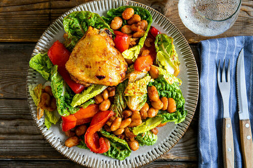 Low Carb: Gebackenes Hähnchen spanische Art auf lauwarmem Romana-Bohnen-Salat