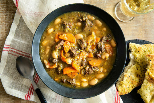 Winterspecial: Rindfleisch-Bohnen-Suppe karibische Art mit Knoblauch-Naanbrot