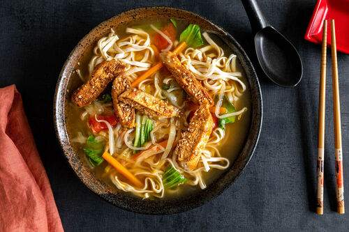 V1: Hähnchen mit Sesam auf Misosuppe mit Nudeln und Pak Choi