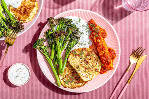 Low Carb: Harissa-Lachsfilet auf Fetacreme mit gerösteten Selleriesteaks und Brokkolini