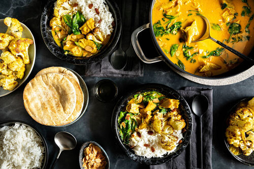 XXL: Veganes Hähnchen-Korma mit Reis, Pita und Spinat