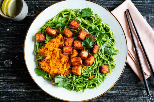 Tofu mit koreanischer Chilipaste auf Udon-Nudeln mit Cashew-Spinat-Pesto