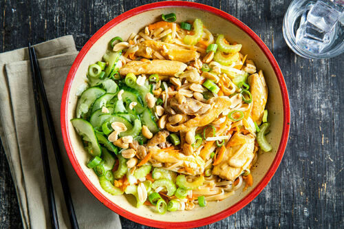 Breite Mie-Nudeln mit Bio-Hähnchen in cremiger Erdnusssauce