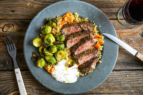 RS Bio-Rindersteak an Karotten-Bulgur mit geröstetem Rosenkohl und Joghurtdip