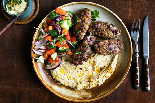Low Carb V2: Bio-Köfte mit Zitronen-Hummus und Tomaten-Gurken-Salat mit Petersilie