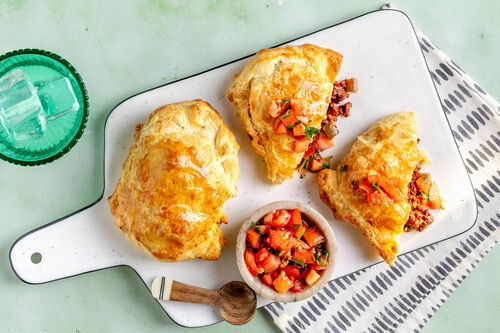 Blätterteig-Empanadas mit veganem Hack und fruchtig-frischer Tomatensalsa