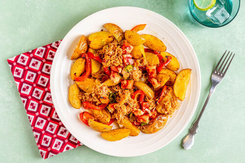 Pulled Chicken auf Cajun-Kartoffeln mit Paprika und fruchtiger Tomatensalsa