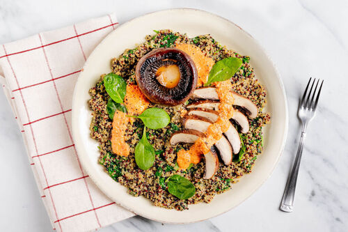 Gegrillte Portobello-Pilze an Quinoa mit Spinat & rauchigem Paprikapesto