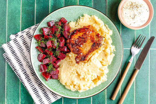 Low Carb: Schweinekoteletts auf Selleriepüree mit Rote-Bete-Dill-Salat und säuerlichem Dip