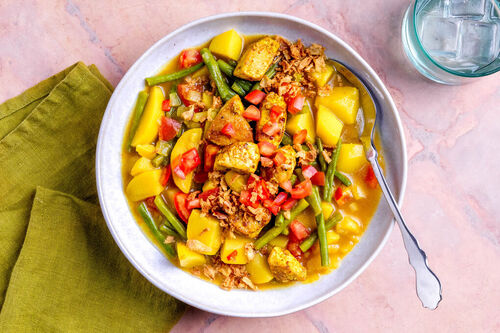 Kartoffelsuppe mit Bio-Hähnchen surinamische Art mit grünen Bohnen
