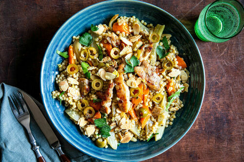 Zitronenhähnchen auf Perlencouscous mit Brühe, Mandeln und Oliven