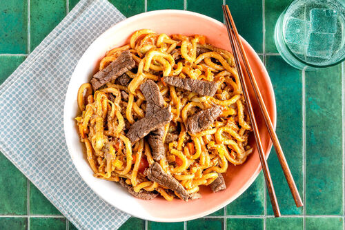 Superfix: Würzige Teriyaki-Udon mit Rind mit knackigem Gemüse und Ei