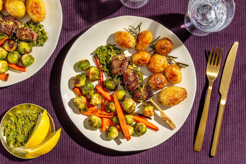 Saftiger Bio-Lammspieß mit Minz-Gremolata an fein geröstetem Ofengemüse und Kartoffeln