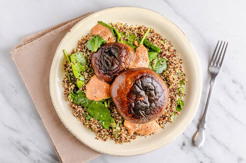 <650kcal: Gegrillte Portobello-Pilze an Quinoa mit Spinat & rauchigem Paprikapesto