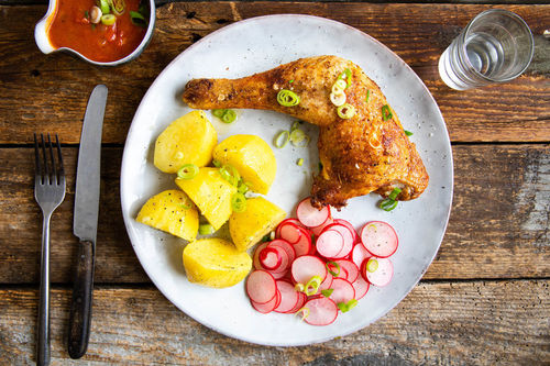 Hähnchenschenkel mit Paprikasauce dazu Salzkartoffeln und Radieschensalat