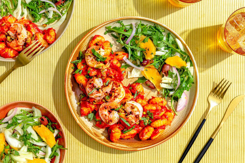 Pistazien-Knoblauch-Garnelen an Gnocchi mit Tomatensauce und Fenchel-Orangen-Salat