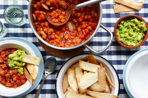 Bohnen-Eintopf mit Grünkohl, Chips und Avocado