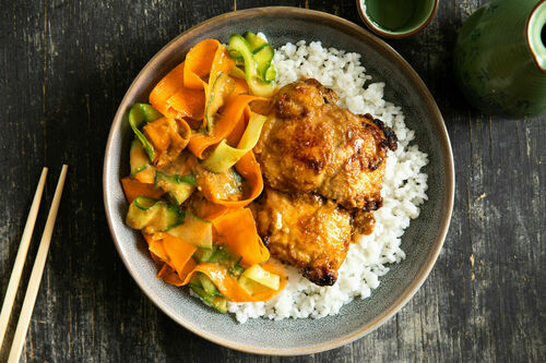 Köstliches Hähnchen mit Misoglasur dazu Karotten-Gurken-Salat und Reis