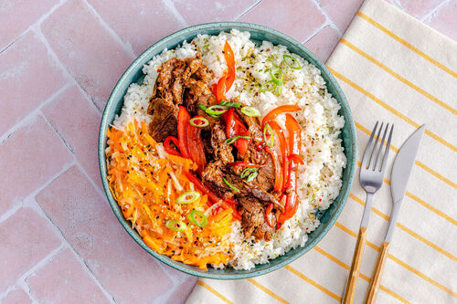 Veganes Feuerfleisch koreanische Art mit Sushireis und Karotten-Birnen-Salat