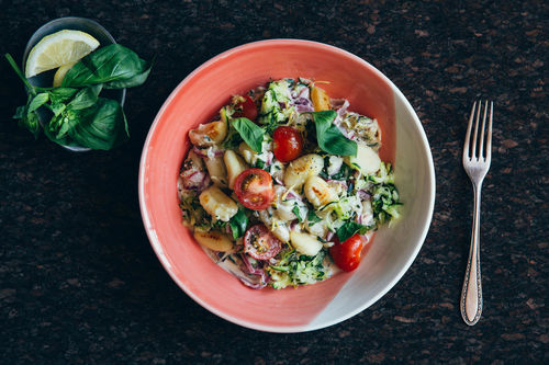 Zucchinipfanne mit Kartoffel-Erbsen-Gnocchi mit Tomaten und Basilikum