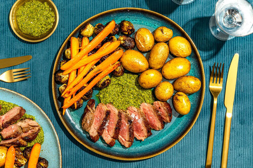 Saftiges Bio-Lamm mit Minz-Gremolata an fein geröstetem Ofengemüse und Kartoffeln