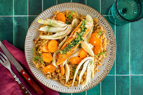 Lachs auf Fenchel-Karotten-Gemüse mit Bulgur und Petersiliensauce