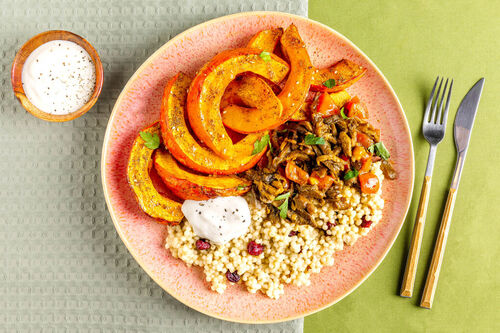 Schawarma-Pilze und Za’atar-Kürbis auf Cranberry-Perlencouscous mit Joghurtsauce