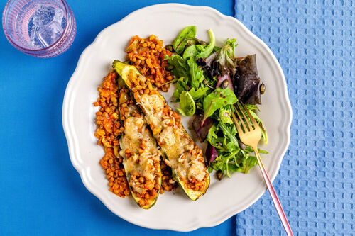 Low Carb: Gefüllte Zucchini mit Linsen & Käse dazu gemischter Salat mit Kürbiskernen