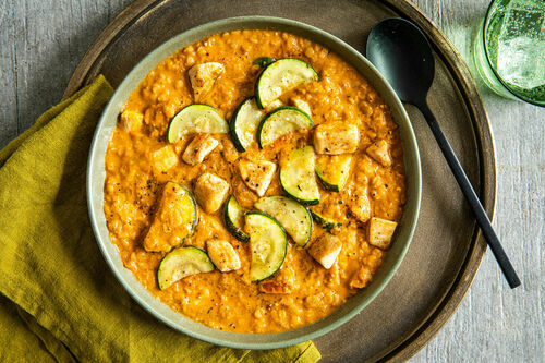 Linsendal „Butter Chicken“-Style mit frischer Tomate und Zucchini