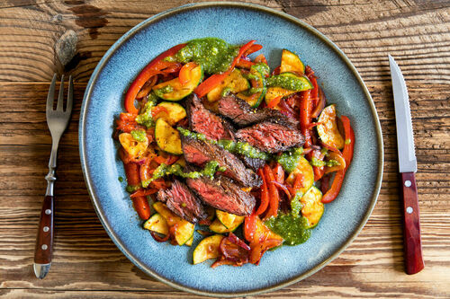 Low Carb V: Bio-Steak mit Erdnuss-Pesto auf Paprika-Zucchini-Gemüse