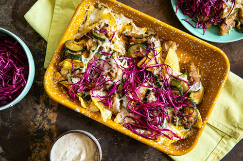 Nachos mit Hähnchen und Rotkohl dazu cremiger Harissadip