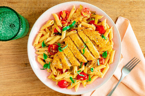 Penne mit veganem Hähnchenschnitzel und fruchtiger Kirschtomaten-Lauch-Sauce