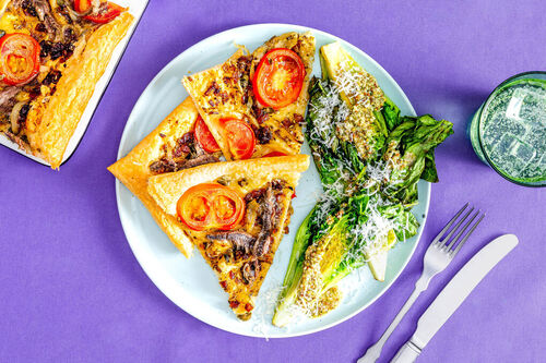 Pissaladière mit Sardellen und Kapern dazu gebratener Romanasalat mit Käse