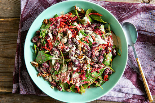 Bunte Linsen-Gemüse-Bowl mit Pekannüssen und Tahinidressing
