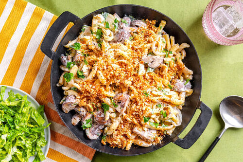 Spätzle mit Pilzen und Nussbröseln dazu Romanasalat