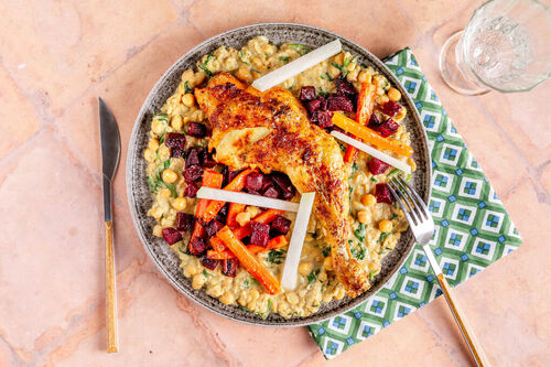 Hähnchenschenkel, Karotten und Kohlrabi auf Kichererbsen mit Tahini „Musabaha“-Style