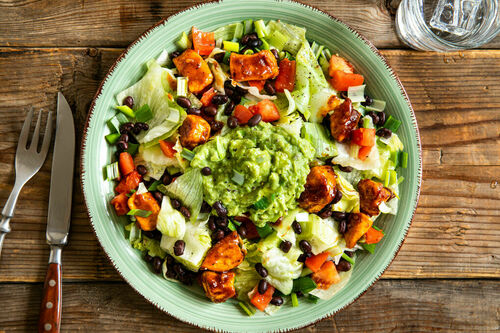 Low Carb V2: BBQ-Bio-Hähnchensalat mit schwarzen Bohnen und Guacamole