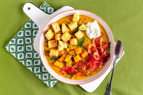 Winterliche Steckrüben-Miso-Suppe mit Serranochips und Croûtons