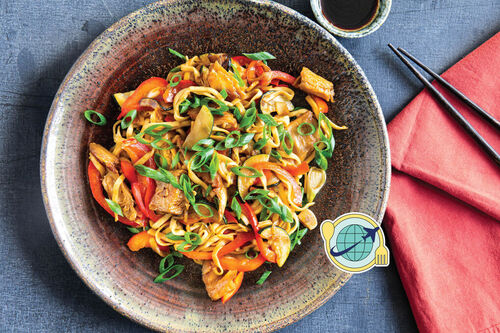 Special: Vegane Hähnchennudeln Gong-Bao-Style mit Paprika und Zucchini