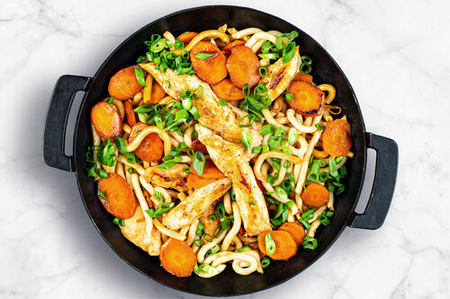 <650kcal: Schnelle Hähnchen-Udon mit Karotten und salzig-süßer Sauce
