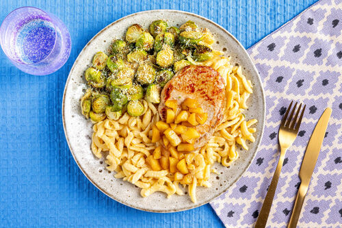 Schweinesteak mit Apfel an Spätzle mit Sauce dazu Rosenkohl mit Käse-Brösel-Topping